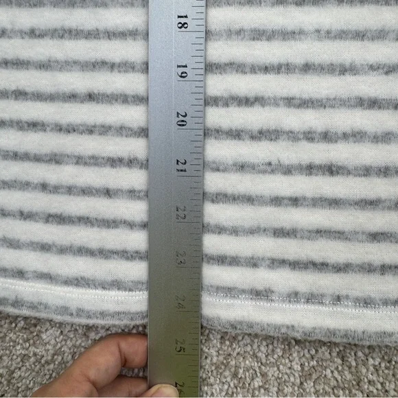 a.n.a Gray and White Knit Sweater Womens size XL - Picture 8 of 12